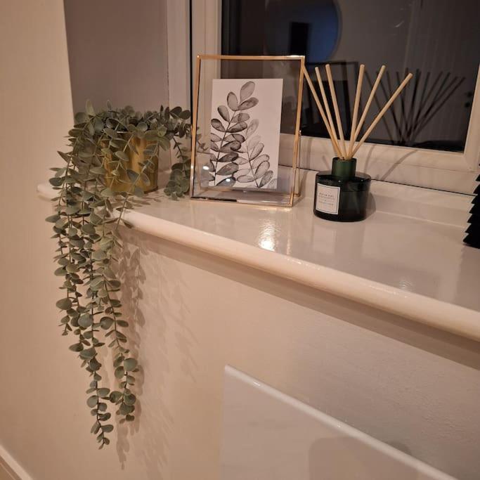 Home At Highgrove - Private Garden & Parking Ρίντινγκ Εξωτερικό φωτογραφία