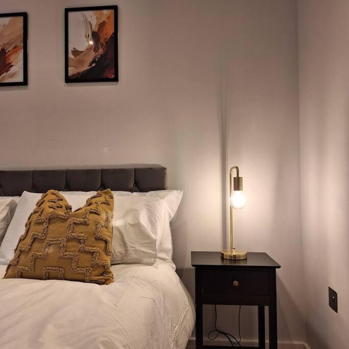 Home At Highgrove - Private Garden & Parking Ρίντινγκ Εξωτερικό φωτογραφία