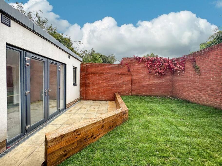 Home At Highgrove - Private Garden & Parking Ρίντινγκ Εξωτερικό φωτογραφία